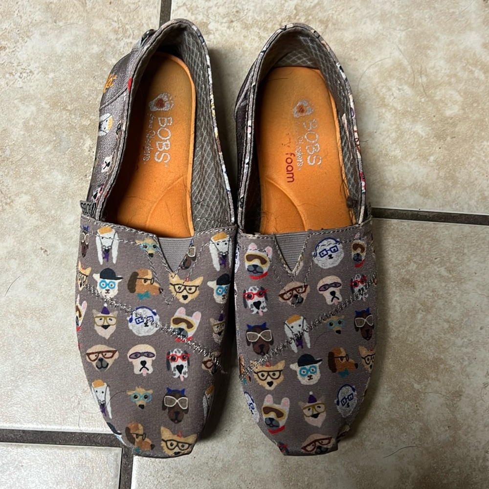 Size 8 canine Skechers version of Toms
